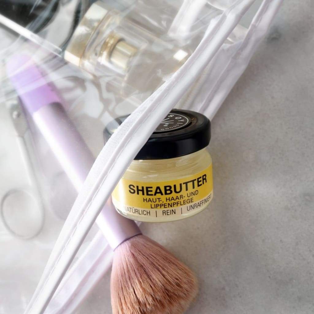 Sheabutter im Glastiegel in Kosmetiktasche